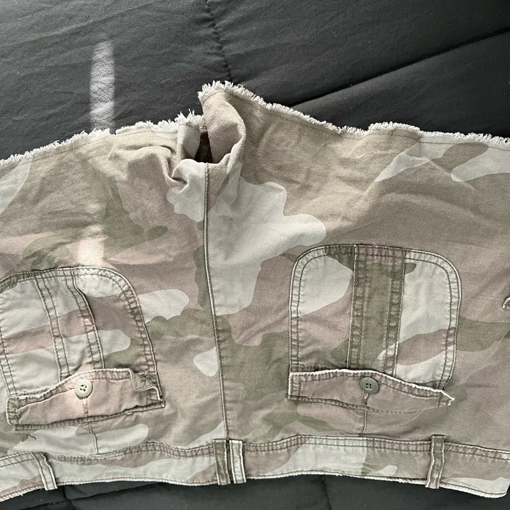 American Eagle Outfitters Camo Cargo Shorts - Olive Green & Tan - Picture 5 of 8